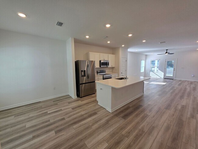 Building Photo - 3BR/2BA home with internet included