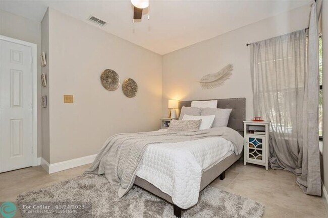 Building Photo - 4485 Carambola Cir N