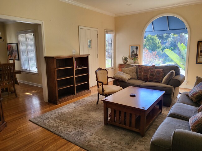 Huge living room - 1146 Avoca Ave