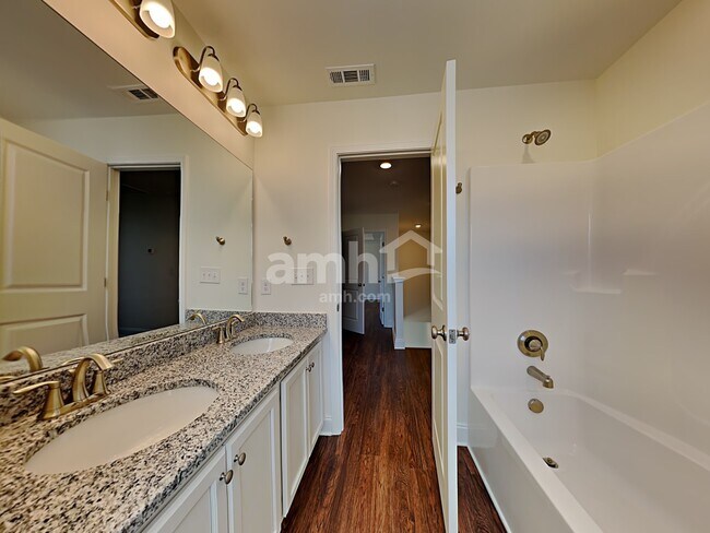 Building Photo - 1360 Lomond Dr
