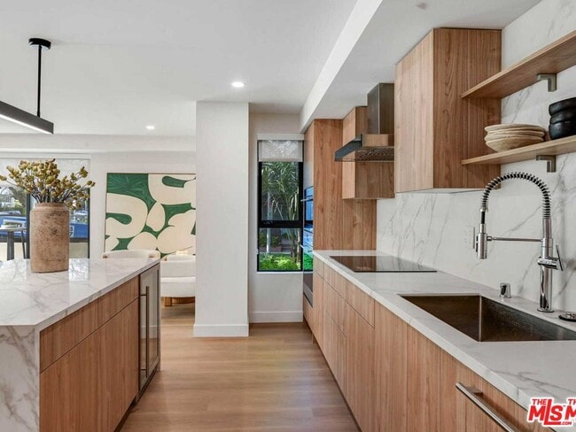 Building Photo - 350 N Palm Dr