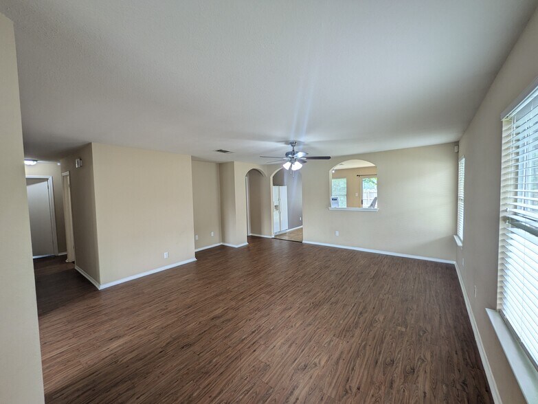 Building Photo - 133 Carolyns Way