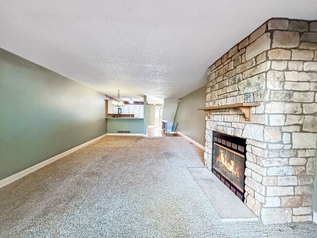 Building Photo - $0 DEPOSIT OPTION. CHARMING TWO-STORY TOWNHOUSE WITH FINISHED BASEMENT, GARAGE, AND HOA AMENITIES...