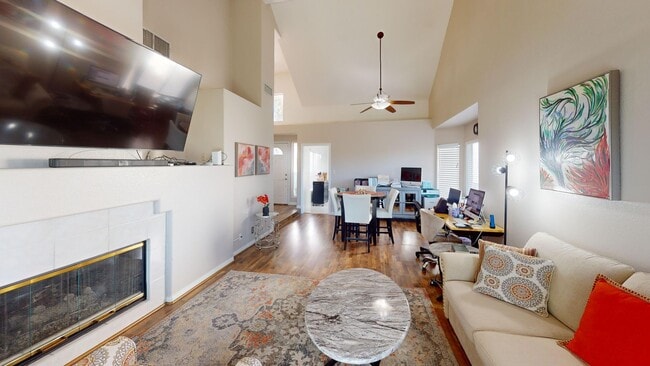 Building Photo - Spanish Trails Guard Gated Townhome!