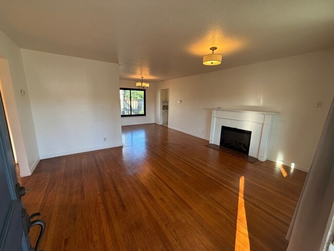 Building Photo - 3 Bed / 1.5 Bath | Thornwood Terrace Home Available Now