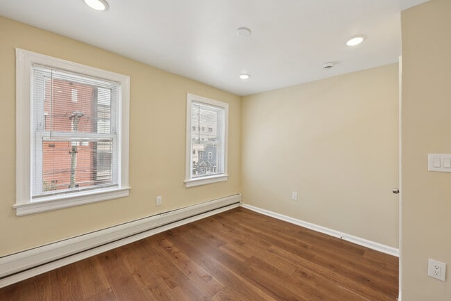 Building Photo - 325 7th St