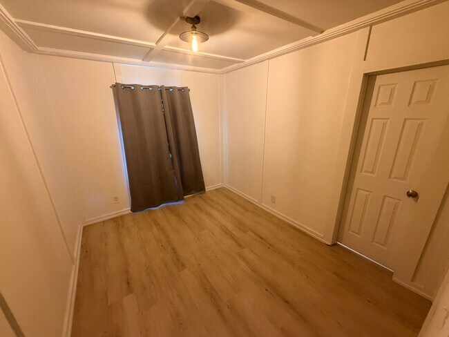 Building Photo - Remodeled One Bedroom Apartment in North Salem