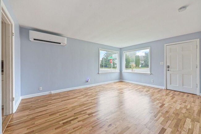 Building Photo - Eastside rambler with A/C, 2 bed 1 bath. Olympia School District.