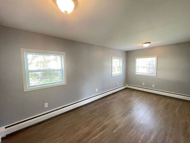 Building Photo - 37 Branch St