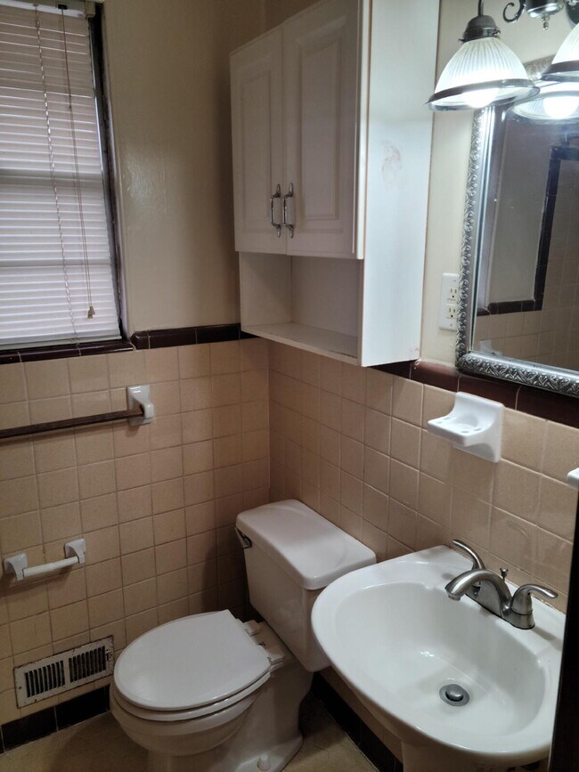 Building Photo - "Charming 2-Bedroom Oasis with Modern Comforts in Jonesboro!"