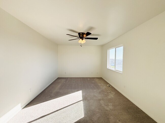 Building Photo - 1094 1825 W