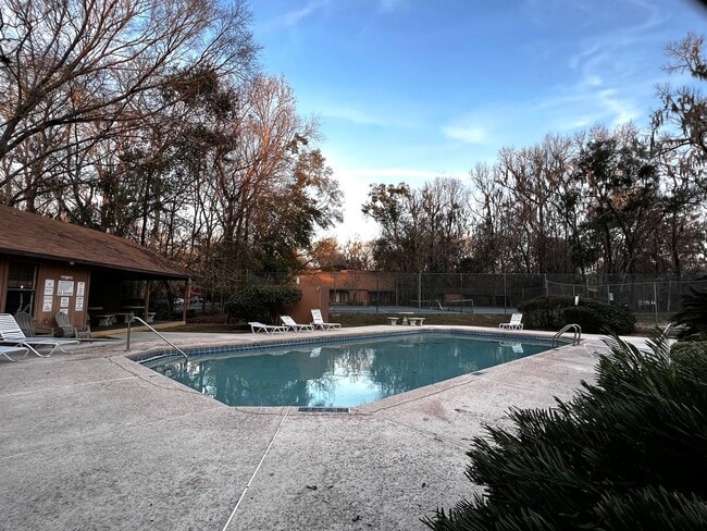 Building Photo - Updated 3 Bedroom, 3 Bathroom Townhome in ...