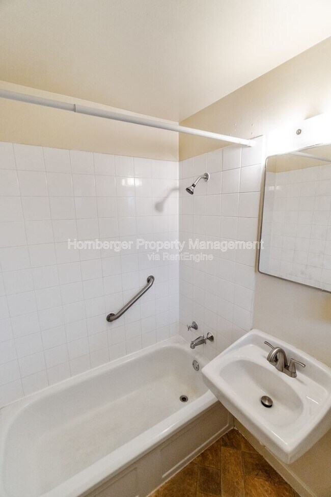 Building Photo - 728 W Maxwell Ave