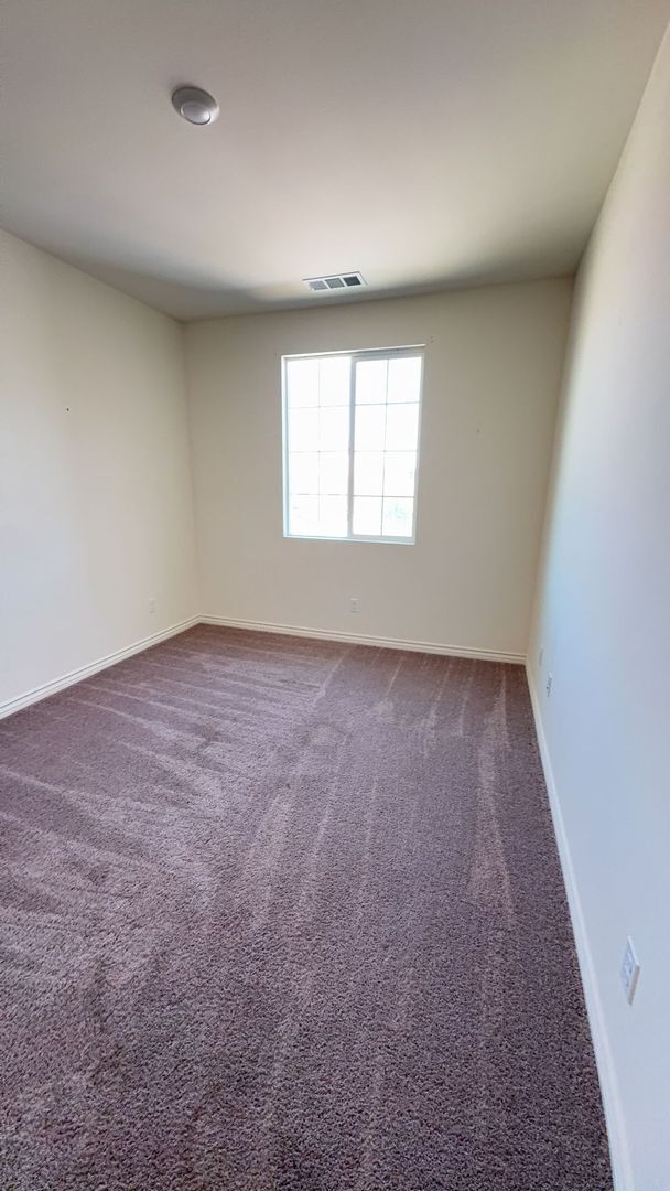 Building Photo - 3 BEDROOM VICTORVILLE HOME