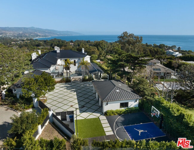 Primary Photo - 7052 Dume Dr