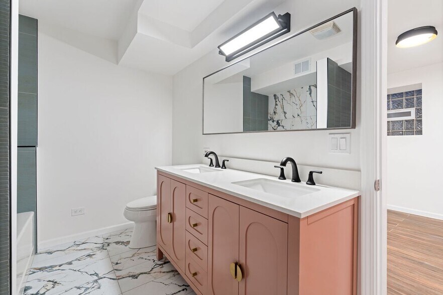 Building Photo - 823 W Roscoe St