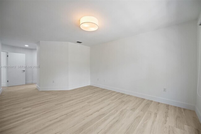 Building Photo - 21012 NE 34th Ct