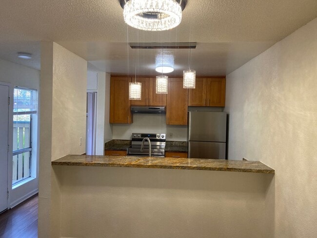 Building Photo - Townhouse Condo 2 BD / 1.5 BA