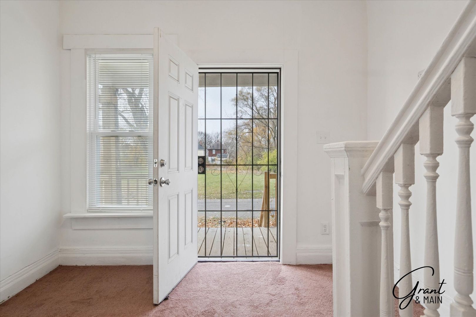 Building Photo - $1200 3 bedrooms