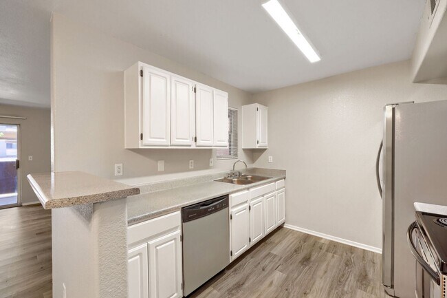 Building Photo - 555 E Silverado Ranch Blvd