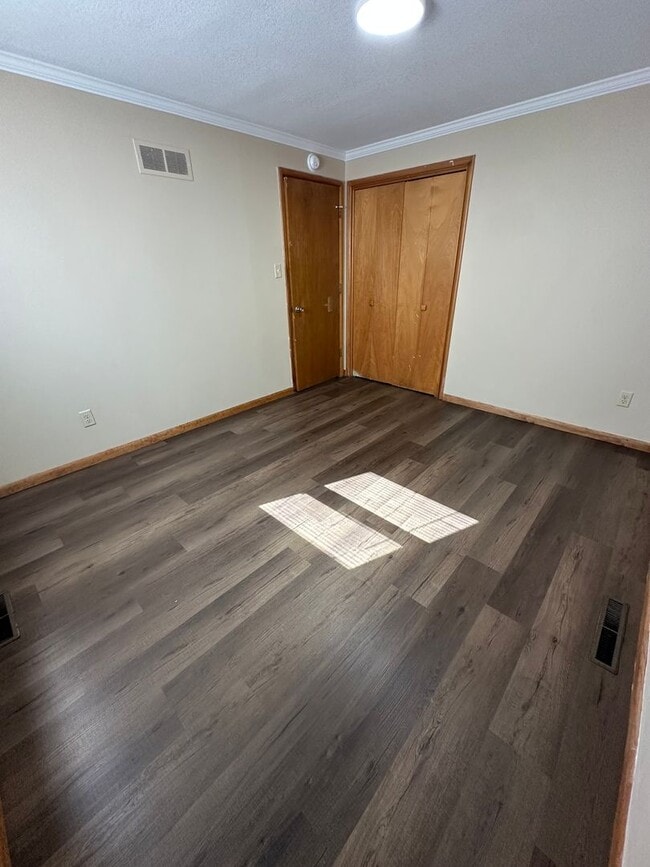 Building Photo - 4 Bedroom, 1.5 Bathroom Updated House