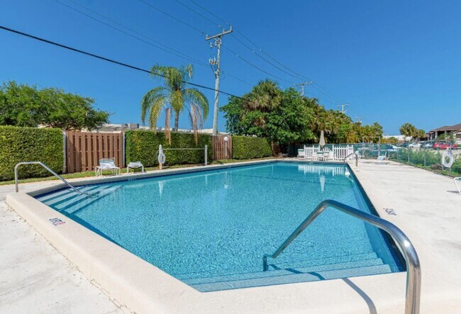 Building Photo - Newly Renovated 1/1 in Poppleton Creek--Partially furnished