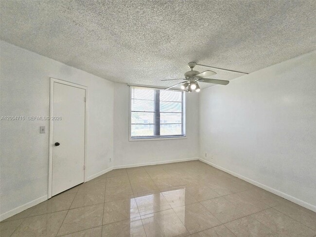 Building Photo - 210 Lake Pointe Dr