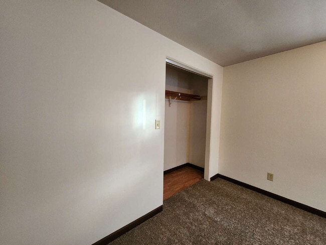 Building Photo - Updated Lower Level Apartment - Kimberly