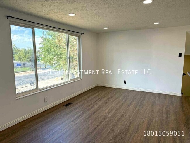 Building Photo - 1102 E Sego Lily Dr