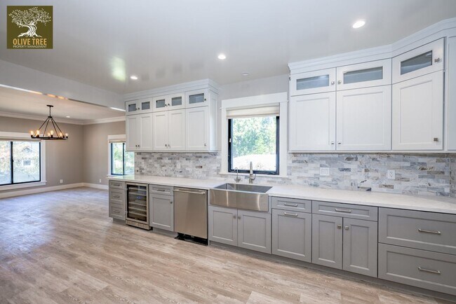 Building Photo - Luxury Ground-Level 2bed/2bath Unit | Fully Renovated | Walkable Pasadena Location