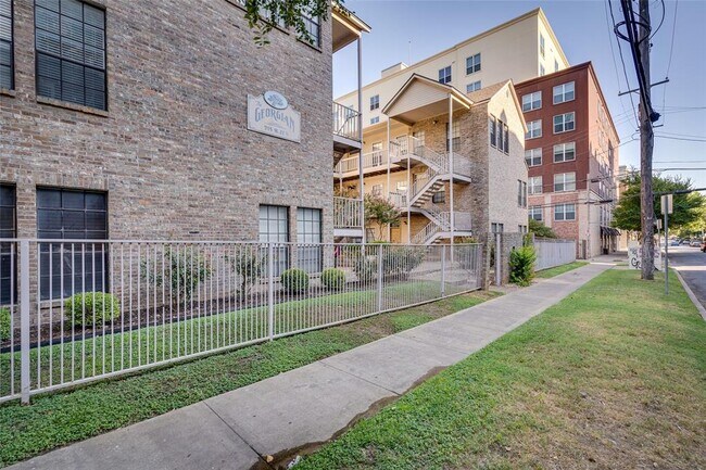 Primary Photo - 715 W 22 1/2 St