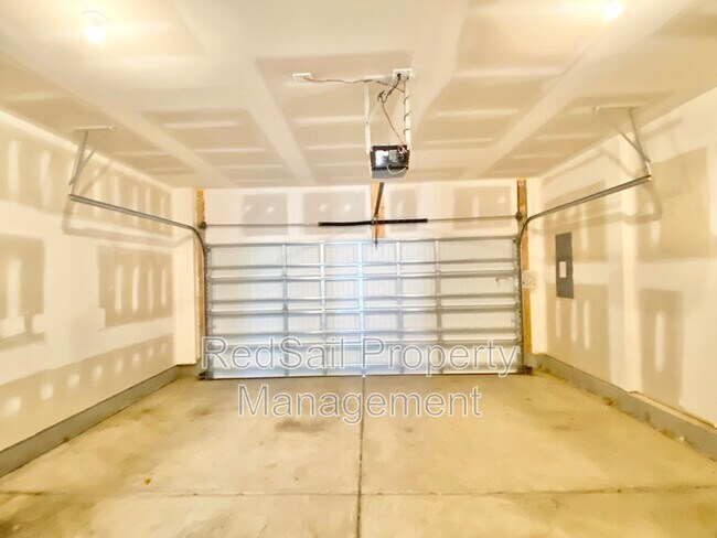 Building Photo - 1575 Green Hill St