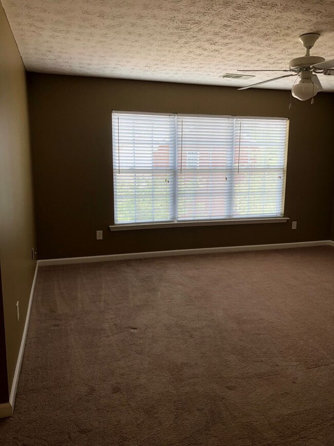 Building Photo - 3 bed/ 3 bath Townhouse