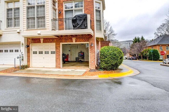 Building Photo - 1607 Seneca Ave