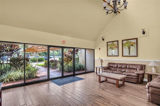 Building Photo - 220 Lakeview Dr