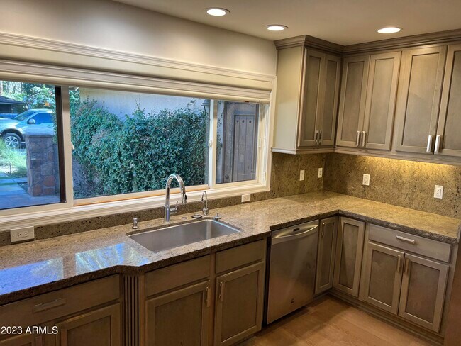 Building Photo - 4420 N 46th Pl