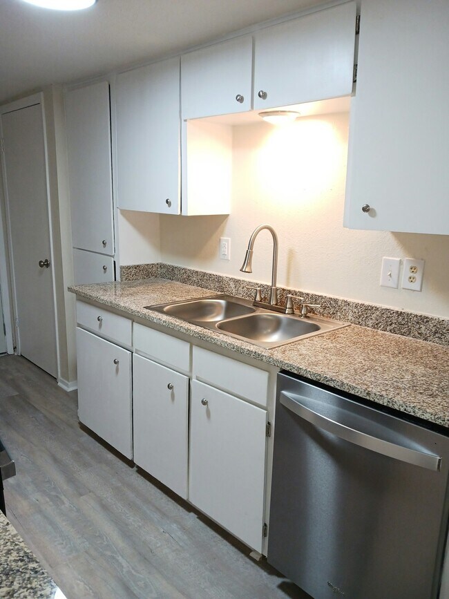 Building Photo - 801 Betsy Ross Dr