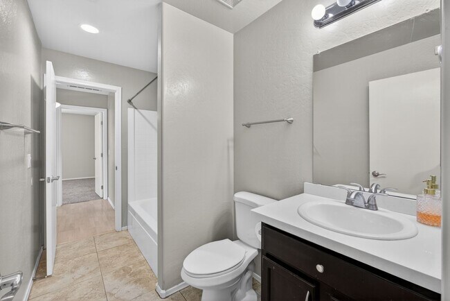 Building Photo - Updated House in Chandler Community