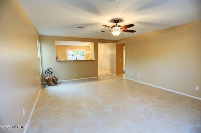 Building Photo - 727 W Buffalo Grass Dr