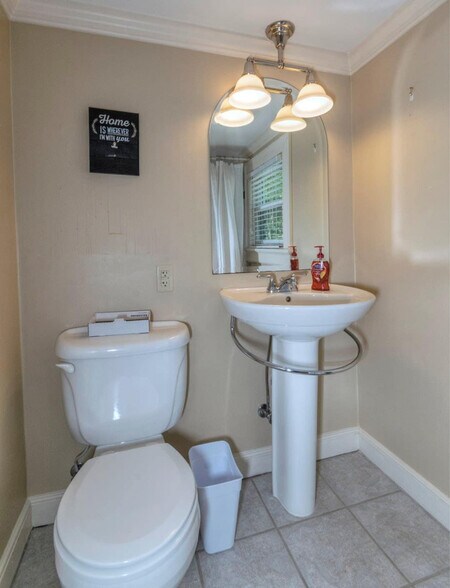 Building Photo - 1416 S Dixon Dr