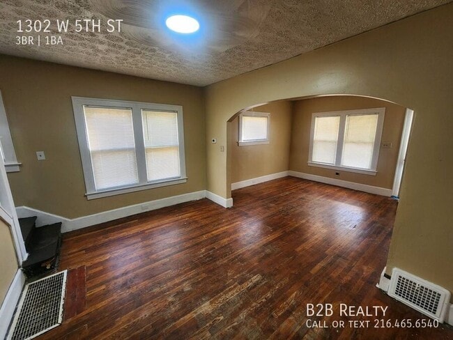 Building Photo - 1302 W 5th St