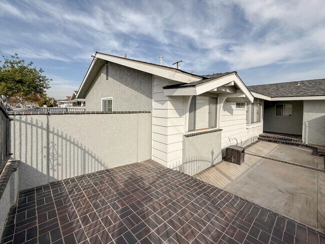 Building Photo - CORNER LOT POOL HOME | JUST REMODELED 4 BEDROOM | FOR RENT IN WEST GARDEN GROVE