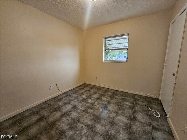 Building Photo - 423 Morgan Cir S