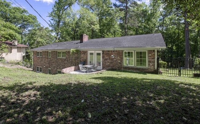 Building Photo - Renovated 5BR Home Minutes from Downtown Columbia | Two Full Kitchens + Fenced Yard ~ Available M...