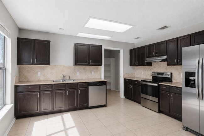 Building Photo - 7900 Rosenberry Dr