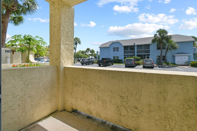 Building Photo - 1631 SE Green Acres Cir
