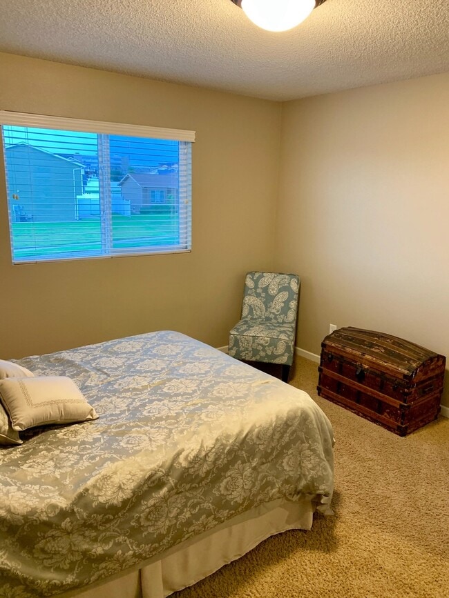 Building Photo - 3 bedroom 2.5 bath townhome