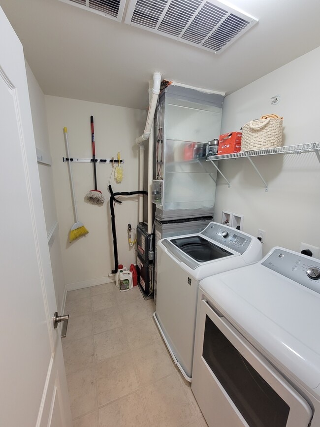 Building Photo - 121B Hagen Dr