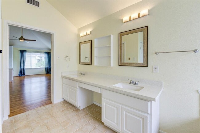 Building Photo - 2338 Plantation Bend Dr