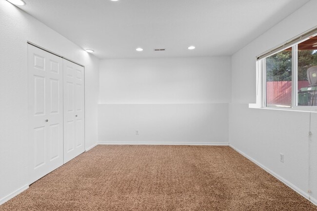 Building Photo - 4 bedroom 3 bath home with 3 car garage in...